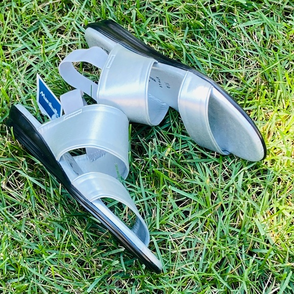 NWT Women Sz-6.5 ITALIAN SHOEMAKERS- Silver Flats Open Toe & Elastic Heal Straps - Picture 8 of 16